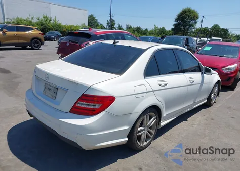 2013 Mercedes-Benz C-Class C 250 z USA, uszkodzony, nr VIN WDDGF4HB2DR267397